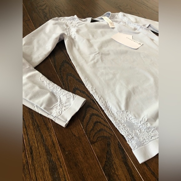 *NWT* Fabletics Women’s M Blue Elise Seamless Floral Keyhole Long-Sleeves Top - Picture 4 of 13